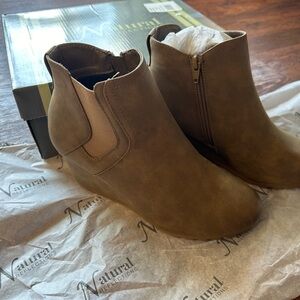 Natural Reflections taupe booties 8 M